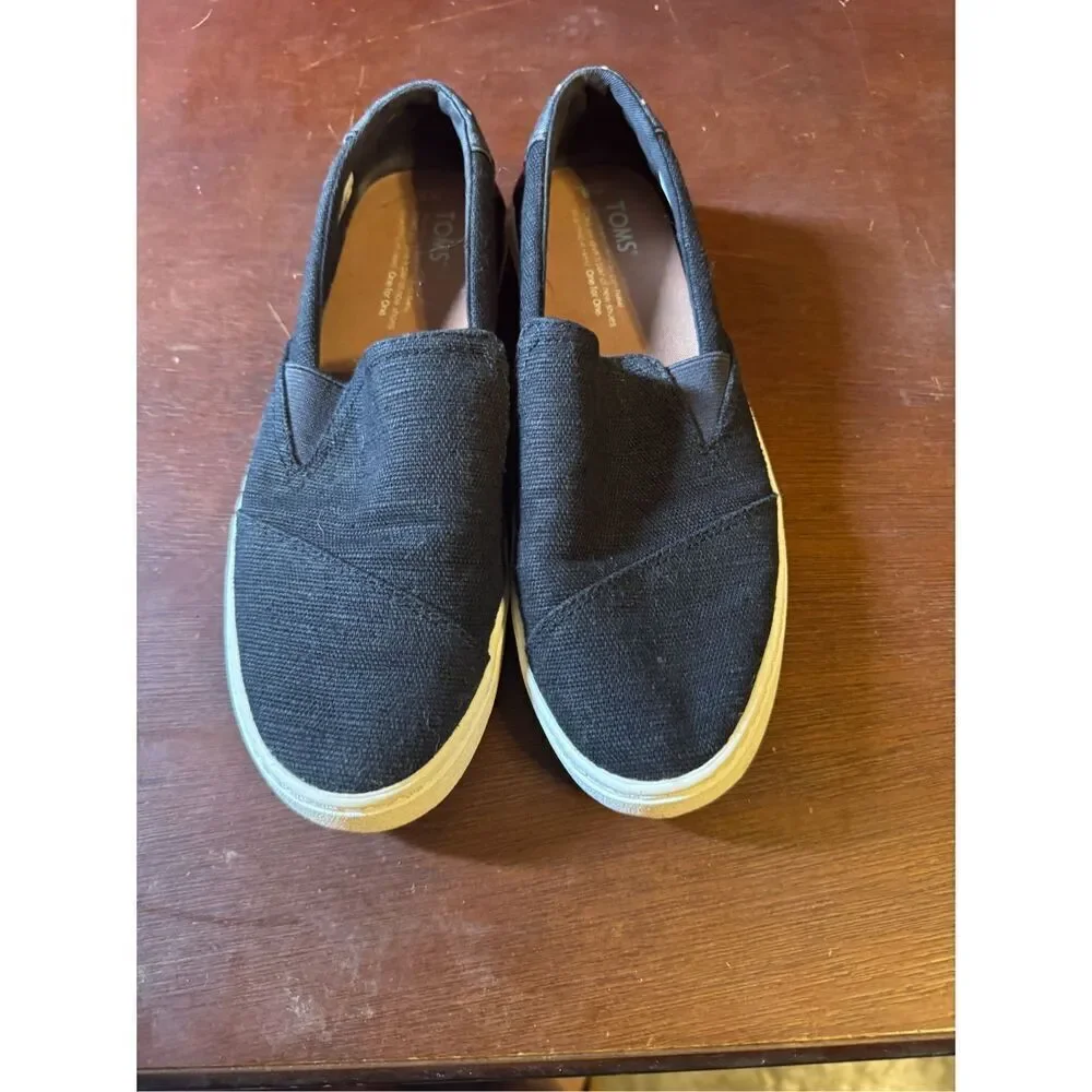 Tom’s slip on sneakers size 8W